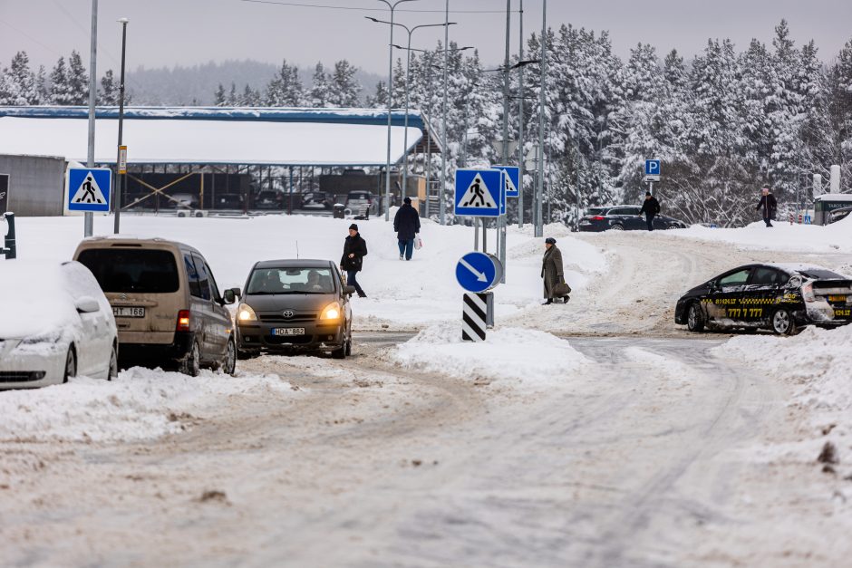 Kelininkai atkerta kritikams: esant tokioms sąlygoms įprasti kelių valymo terminai negalioja