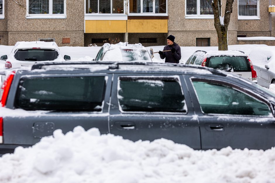 Kelininkai atkerta kritikams: esant tokioms sąlygoms įprasti kelių valymo terminai negalioja