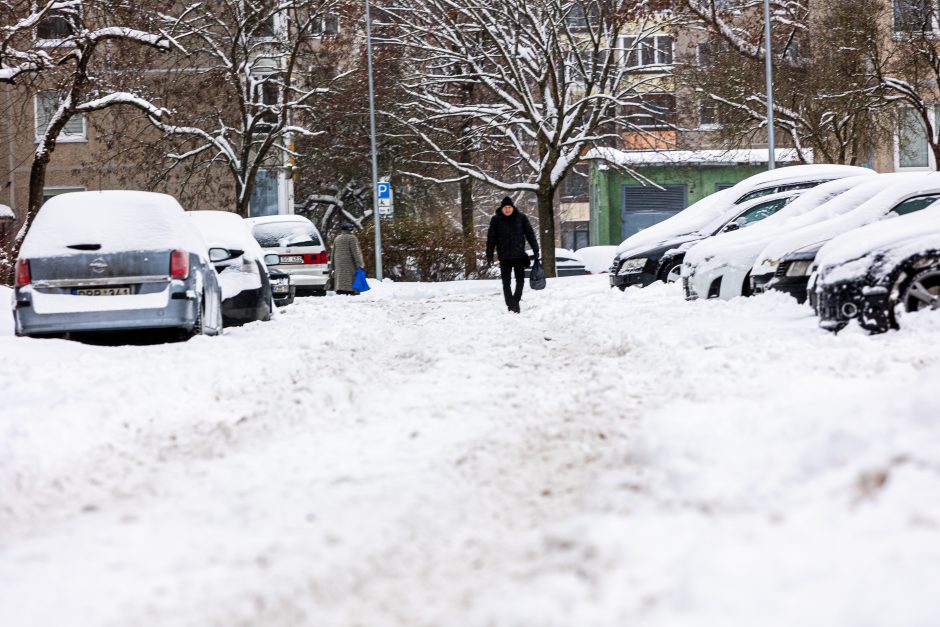 Kelininkai atkerta kritikams: esant tokioms sąlygoms įprasti kelių valymo terminai negalioja