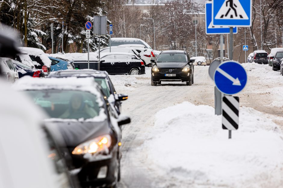 Kelininkai atkerta kritikams: esant tokioms sąlygoms įprasti kelių valymo terminai negalioja