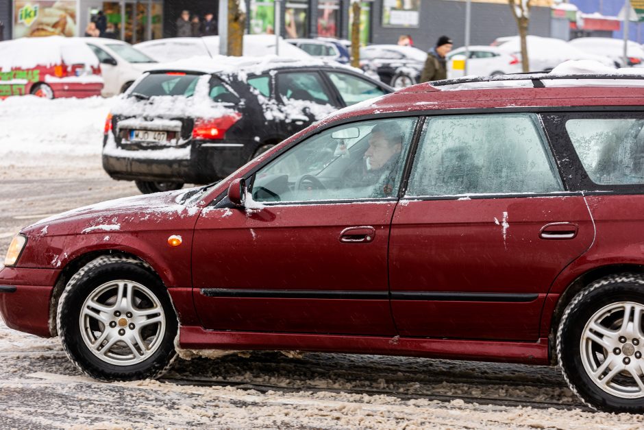 Kelininkai atkerta kritikams: esant tokioms sąlygoms įprasti kelių valymo terminai negalioja