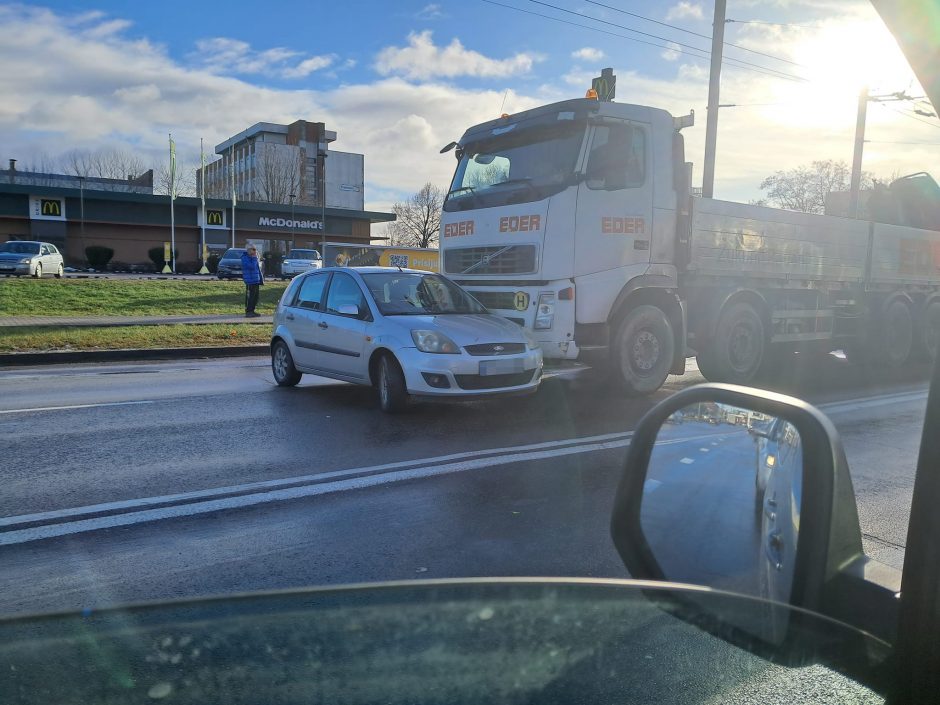 Reakcija po avarijos – Tarptautinė lįsk prieš „fūrą“ diena?