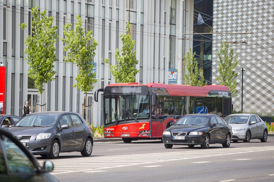 Nelaimė sostinėje: ant šaligatvio užvažiavęs autobusas sužalojo jauną vyrą