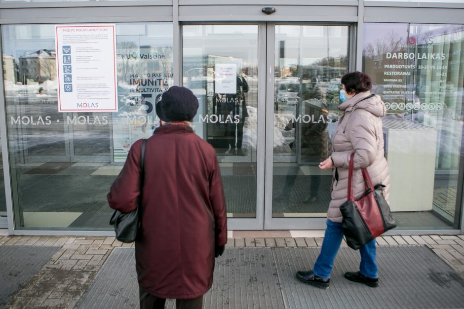 Laikinai uždarytas prekybos centras „Molas“: pavojų sukėlė ant stogo susikaupęs sniegas