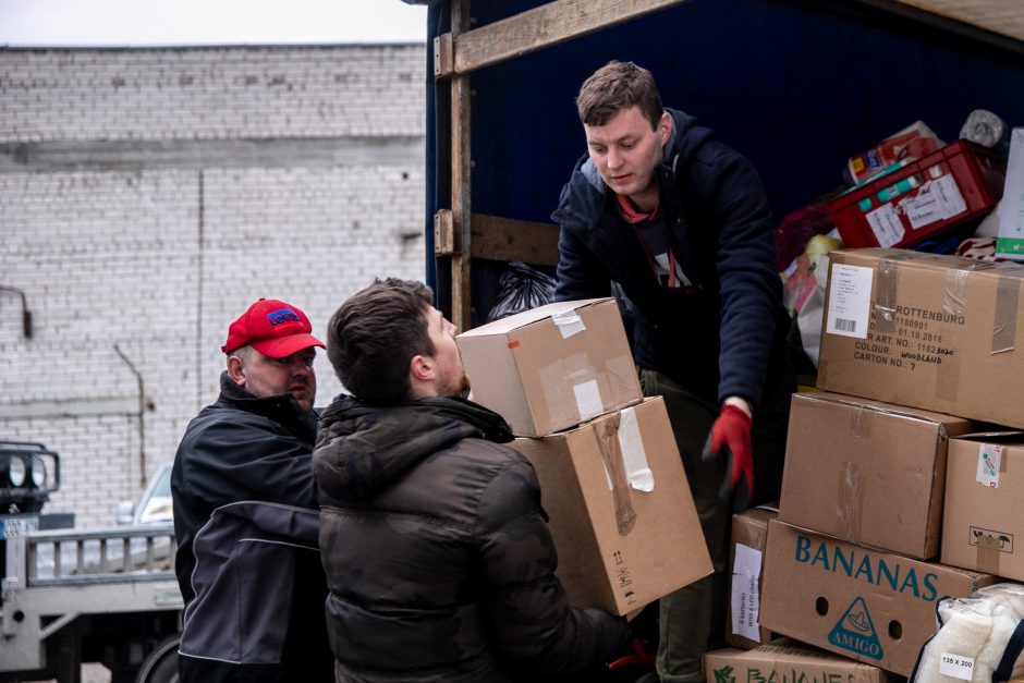 Tūkstančiai savanorių veržiasi padėti Ukrainai