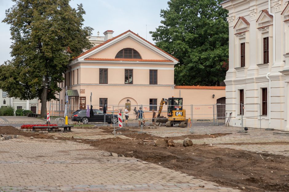 Rotušės aikštėje klumpa turistai: ką daryti?