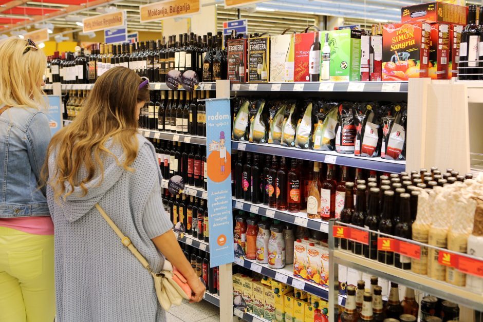 Siūlymas leisti vartoti silpną alkoholį nuo aštuoniolikos metų gali riboti konkurenciją