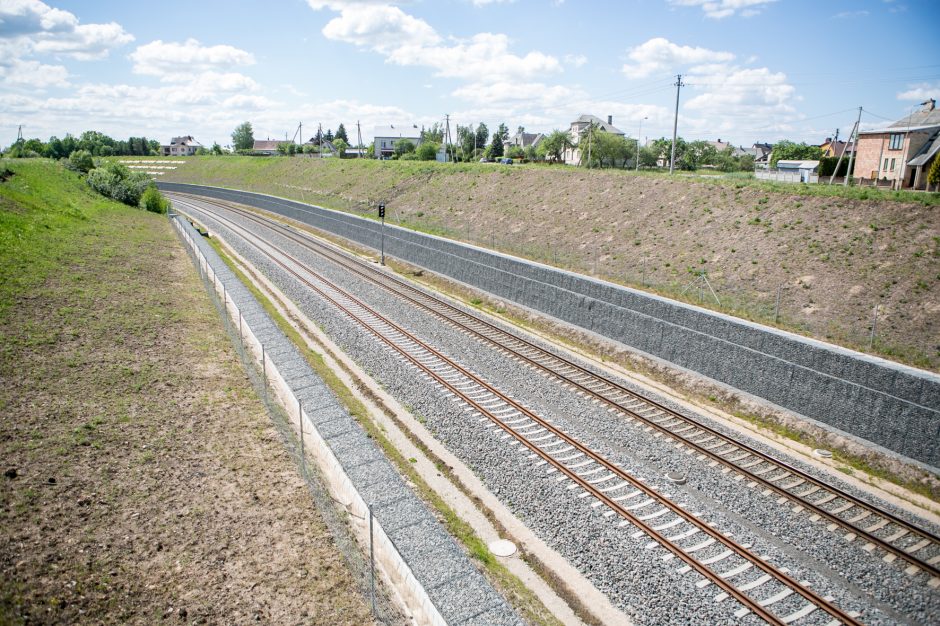 Rokų gyventojai pikti: tiesdami „Rail Baltica“ vėžę darbininkai paliko netvarką