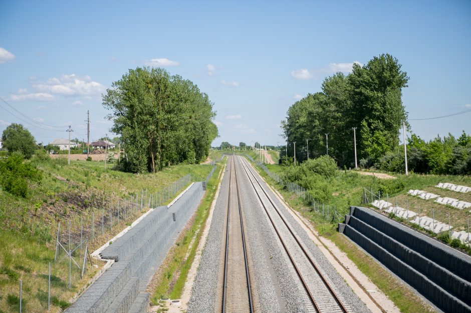 Rokų gyventojai pikti: tiesdami „Rail Baltica“ vėžę darbininkai paliko netvarką