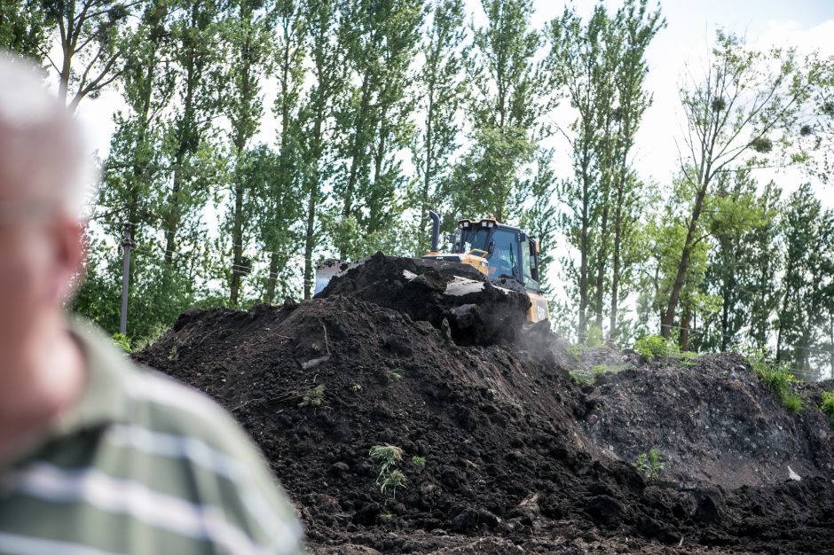 Rokų gyventojai pikti: tiesdami „Rail Baltica“ vėžę darbininkai paliko netvarką