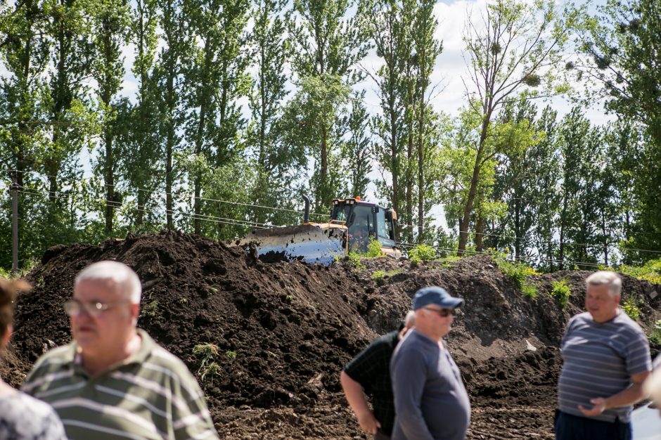 Rokų gyventojai pikti: tiesdami „Rail Baltica“ vėžę darbininkai paliko netvarką