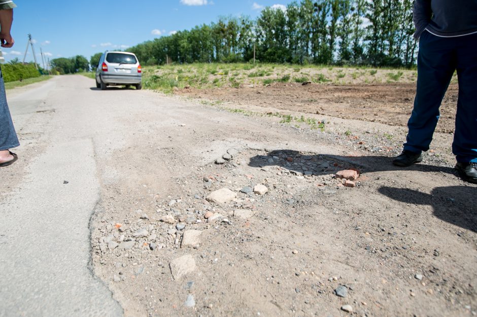 Rokų gyventojai pikti: tiesdami „Rail Baltica“ vėžę darbininkai paliko netvarką