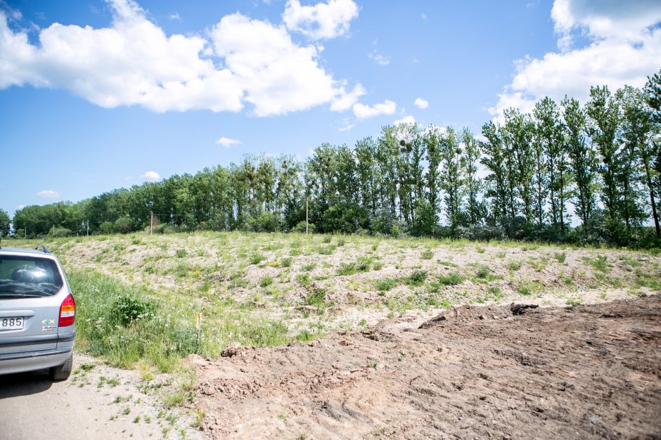 Rokų gyventojai pikti: tiesdami „Rail Baltica“ vėžę darbininkai paliko netvarką