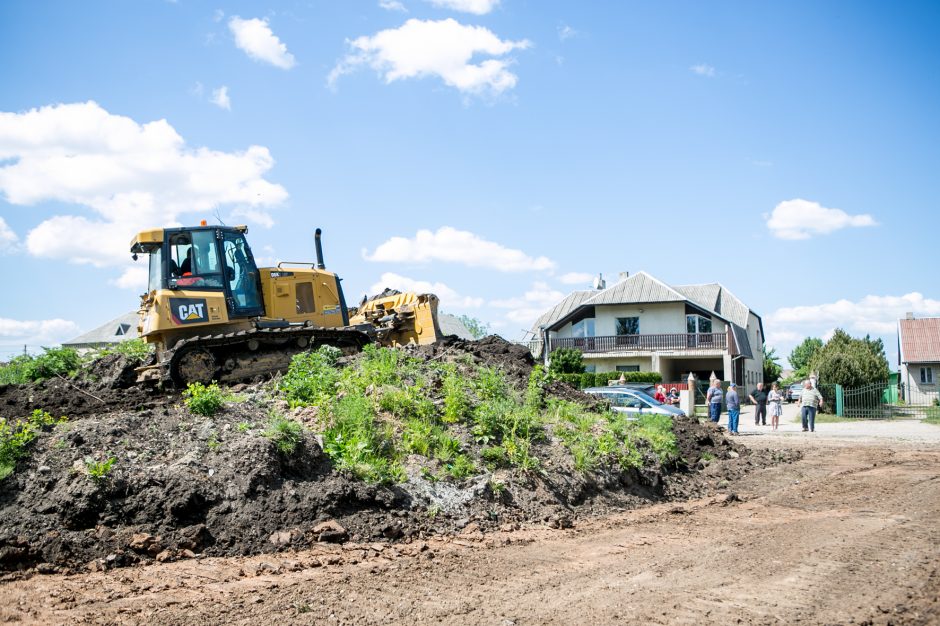 Rokų gyventojai pikti: tiesdami „Rail Baltica“ vėžę darbininkai paliko netvarką