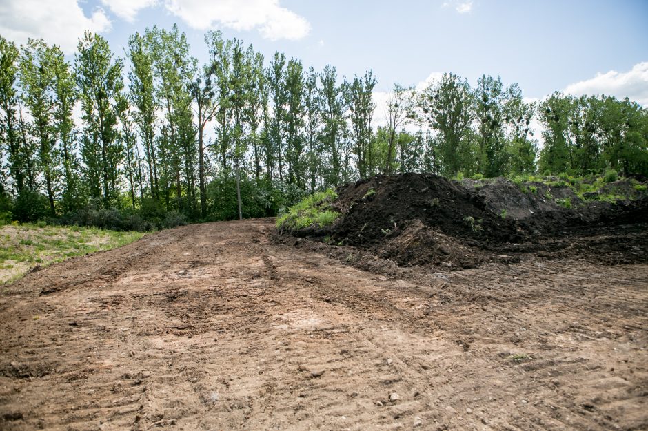 Rokų gyventojai pikti: tiesdami „Rail Baltica“ vėžę darbininkai paliko netvarką