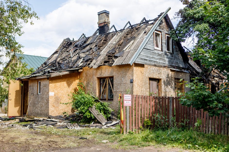 Žaliakalnyje – dar vienas naktinis medinuko gaisras 