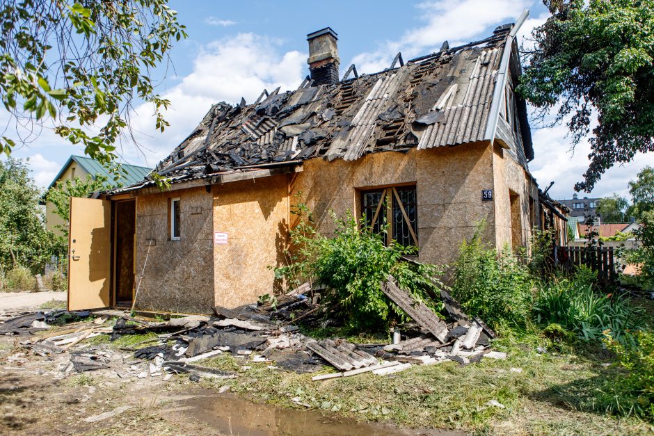 Žaliakalnyje – dar vienas naktinis medinuko gaisras 