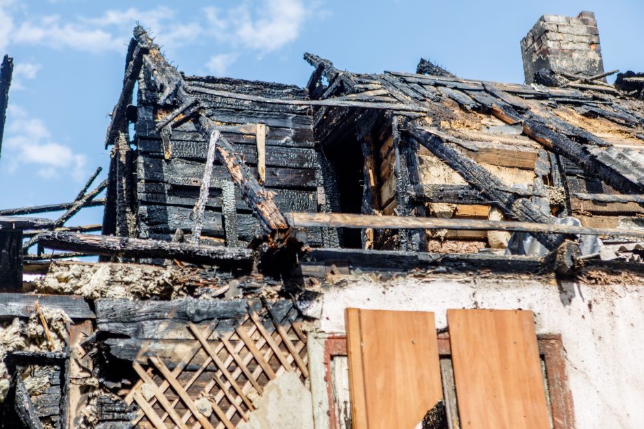 Žaliakalnyje – dar vienas naktinis medinuko gaisras 