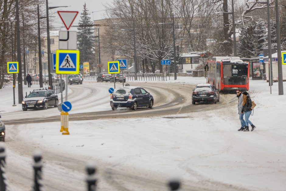 Žiema į Kauną sugrįžo dar tik viena koja: gatvėse – jau pavojinga, bet paramedikai ramūs