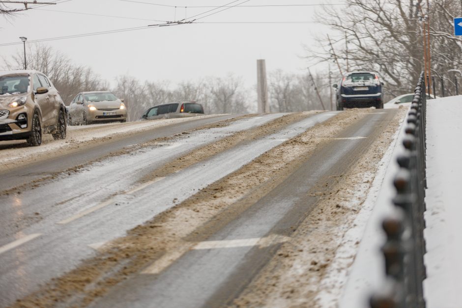 Žiema į Kauną sugrįžo dar tik viena koja: gatvėse – jau pavojinga, bet paramedikai ramūs