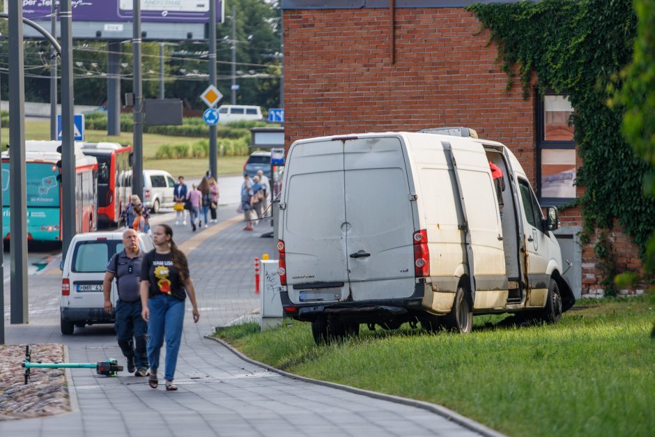 Avarijos Senamiestyje liudininkai: „Mercedes-Benz“ atskriejo dideliu greičiu