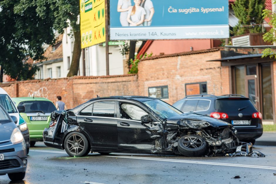 Avarijos Senamiestyje liudininkai: „Mercedes-Benz“ atskriejo dideliu greičiu