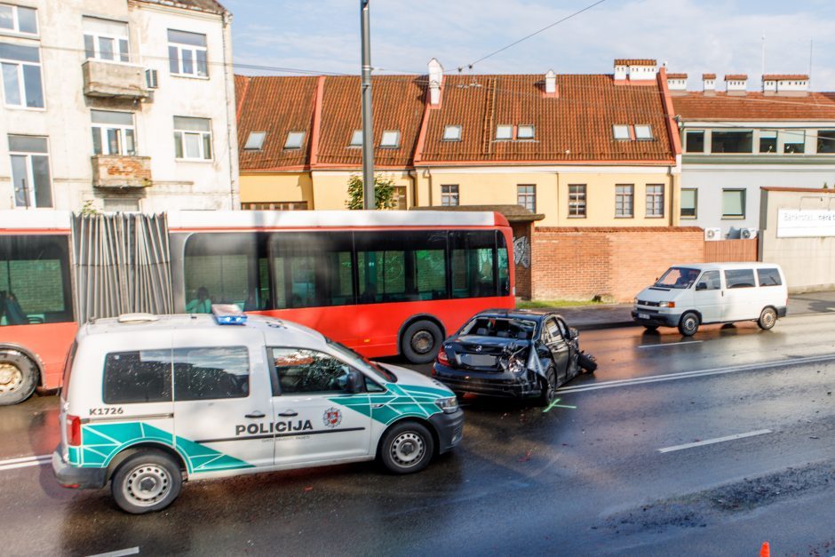 Avarijos Senamiestyje liudininkai: „Mercedes-Benz“ atskriejo dideliu greičiu