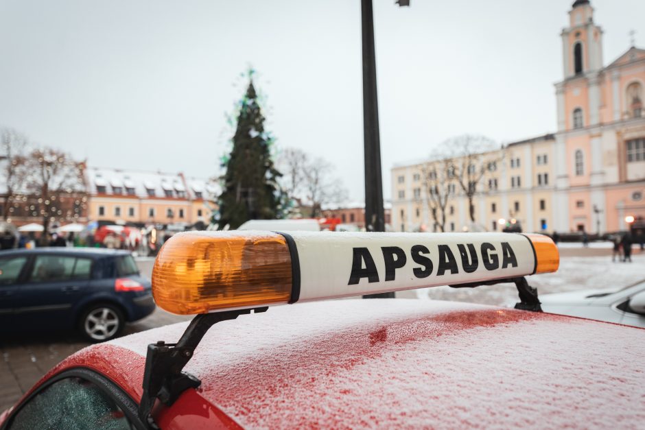 Sukrėsti kauniečiai po eglės padegimo: ką veikė apsaugininkai!?