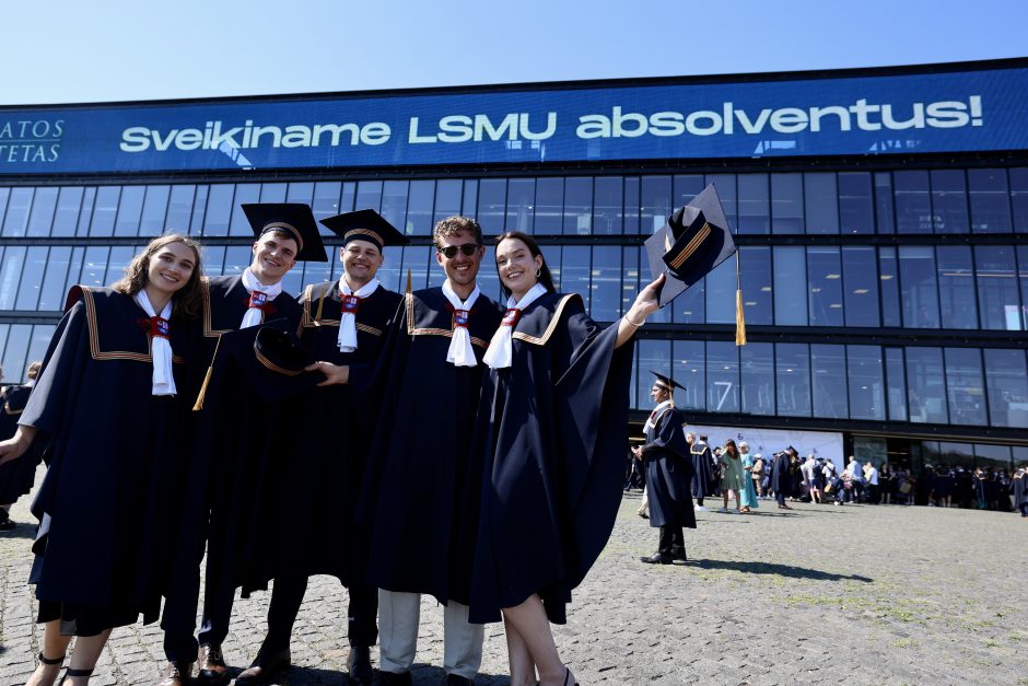 LSMU absolventams įteikti diplomai: išsipildžiusios svajonės ir pasaulinio lygio pripažinimas