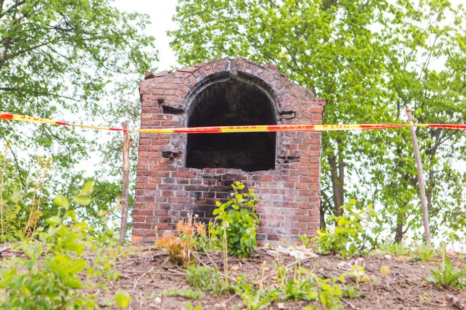 Unikalią erdvę užliejo vanduo: per purvą ir varles nesimato autentiško grindinio