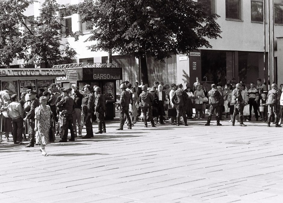 Imperijos griūtis, skambant „Gulbių ežero“ muzikai