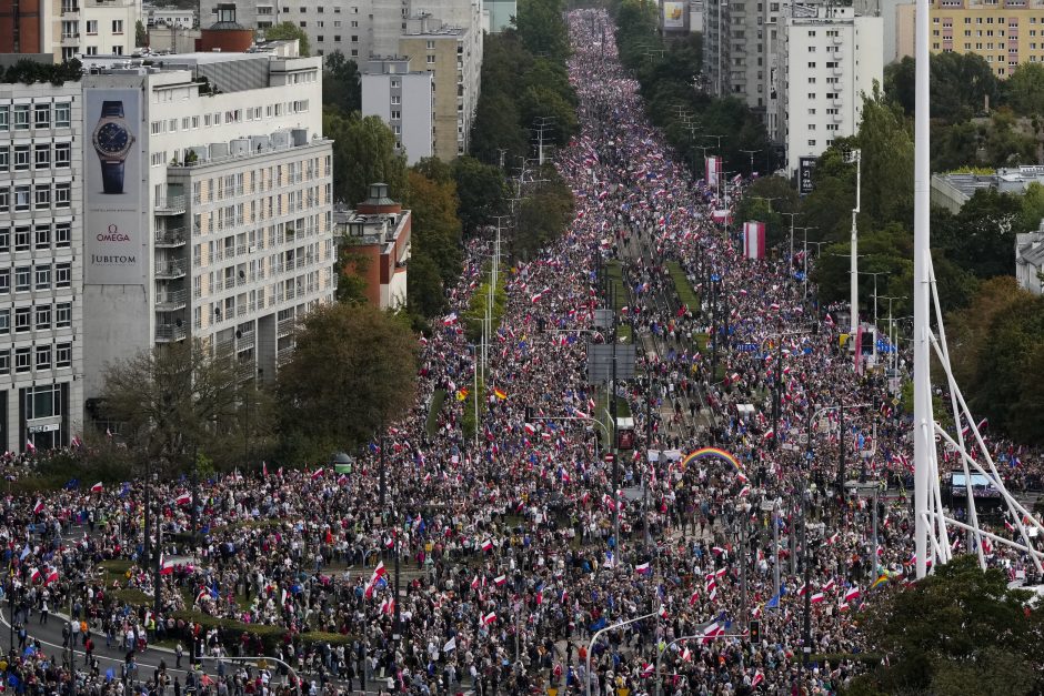 Didžiausia demonstracija Varšuvos istorijoje: 1 mln. žmonių susirinko protestuoti prieš vyriausybę