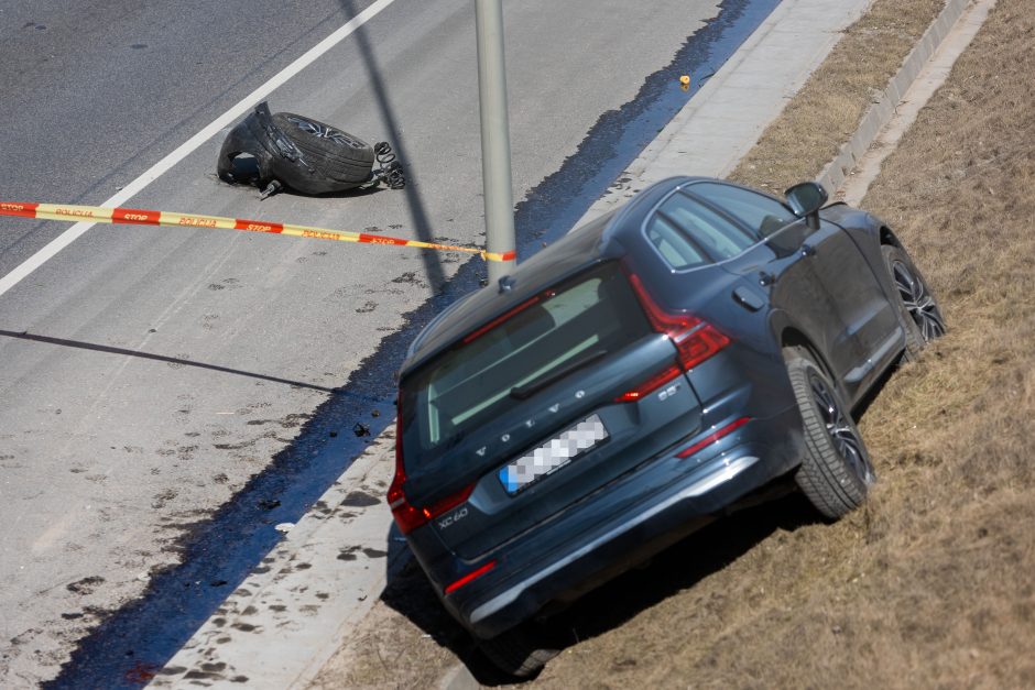 Baisi avarija Vilniuje: susidūrė trys transporto priemonės, žuvo prispaustas BMW vairuotojas