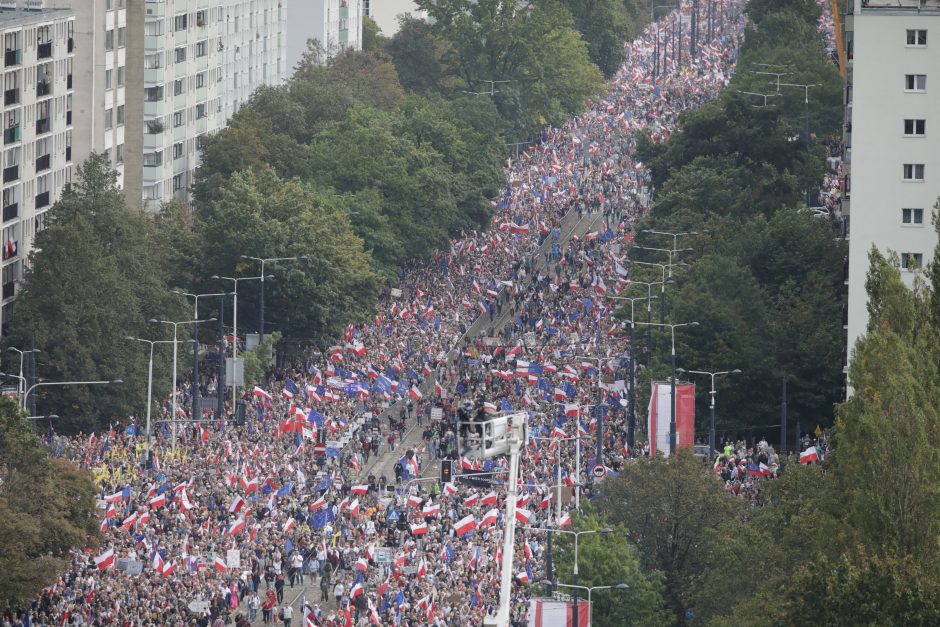 Didžiausia demonstracija Varšuvos istorijoje: 1 mln. žmonių susirinko protestuoti prieš vyriausybę