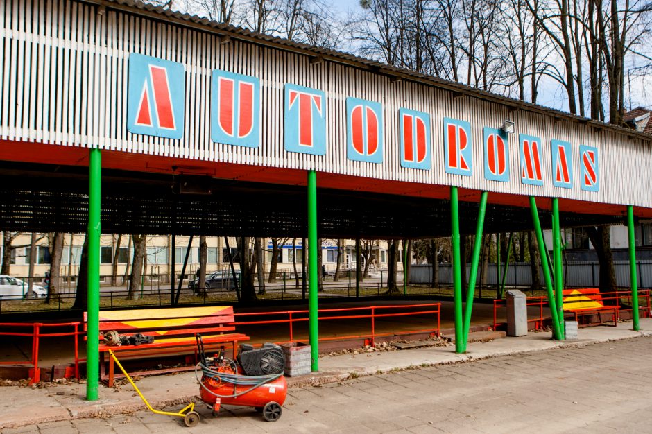 Veiksmas Vytauto parke – jau išmontuojamos senosios sūpynės