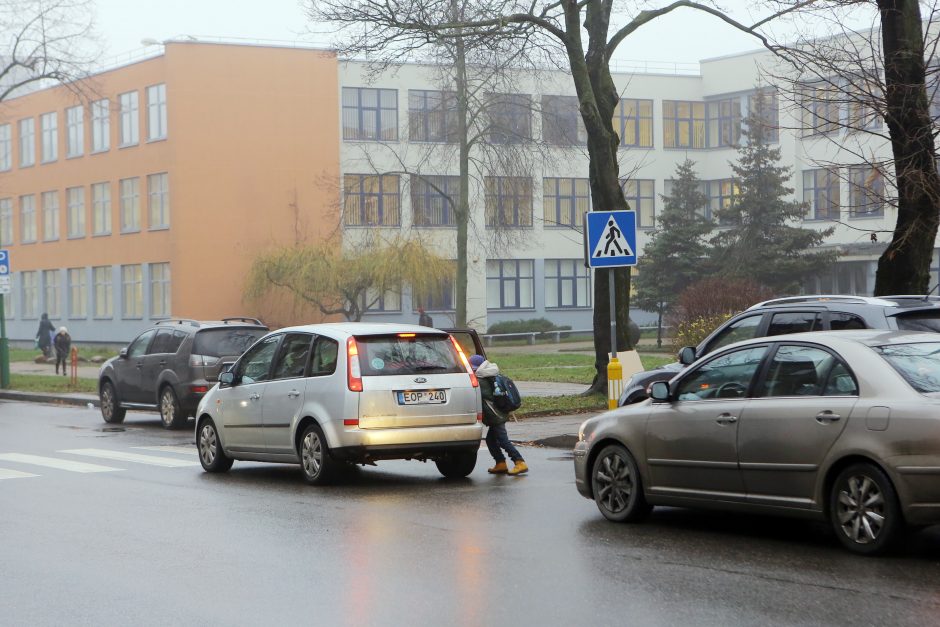 Tamsaus gymio vyrai vaikus vilioja saldainiais