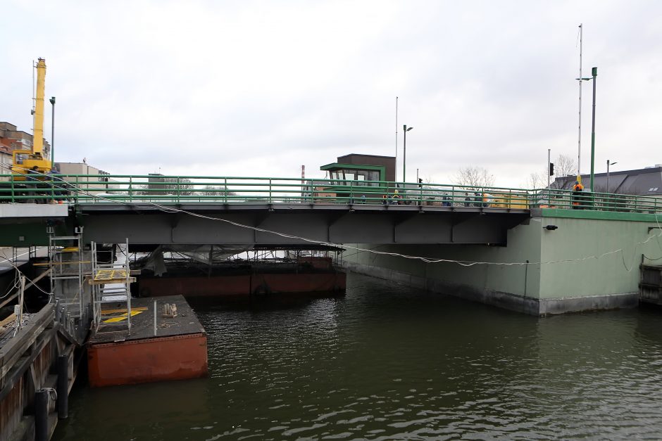 Pilies tiltą bandys sunkiasvoris transportas