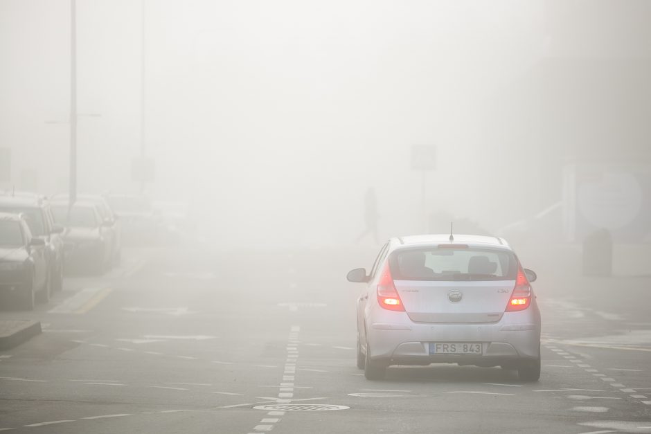 Perspėja kelininkai: eismo sąlygas Raseinių ir Panevėžio rajonuose sunkina rūkas