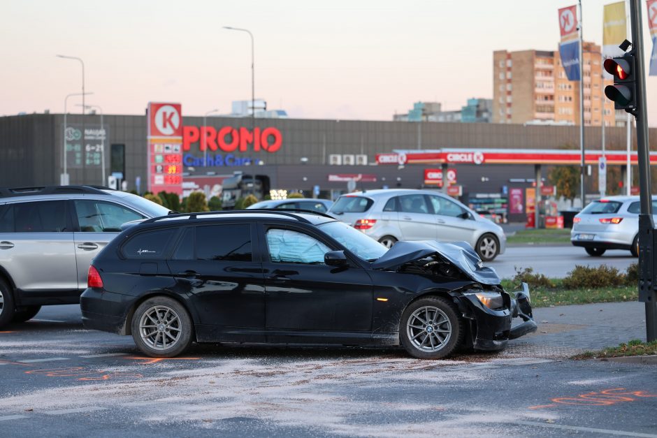 Avarija vienoje judriausių Kauno sankryžų: strigo eismas, viena vairuotoja – ligoninėje