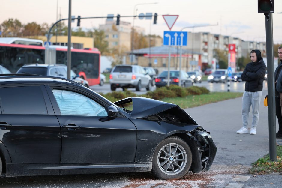 Avarija vienoje judriausių Kauno sankryžų: strigo eismas, viena vairuotoja – ligoninėje