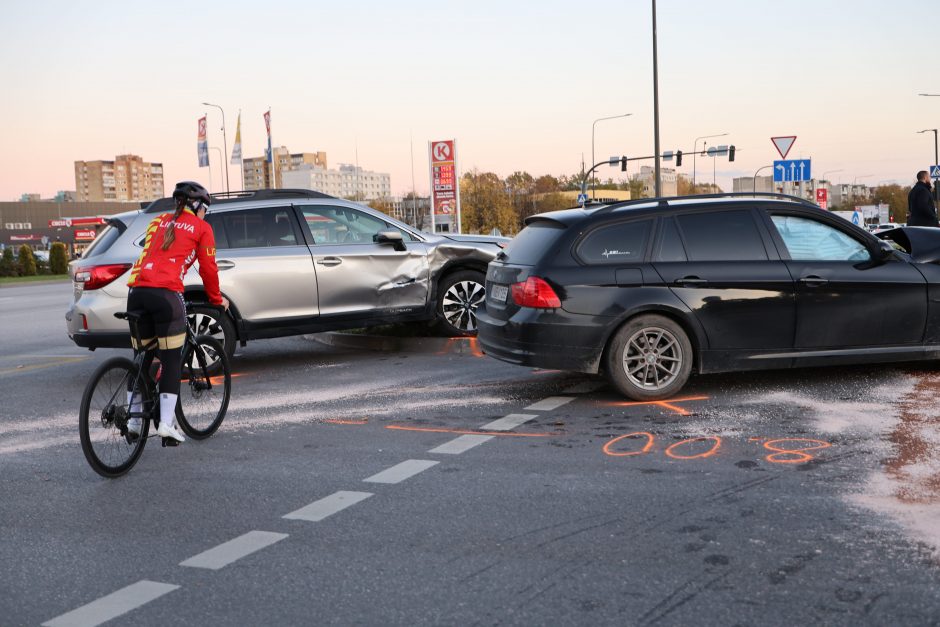 Avarija vienoje judriausių Kauno sankryžų: strigo eismas, viena vairuotoja – ligoninėje