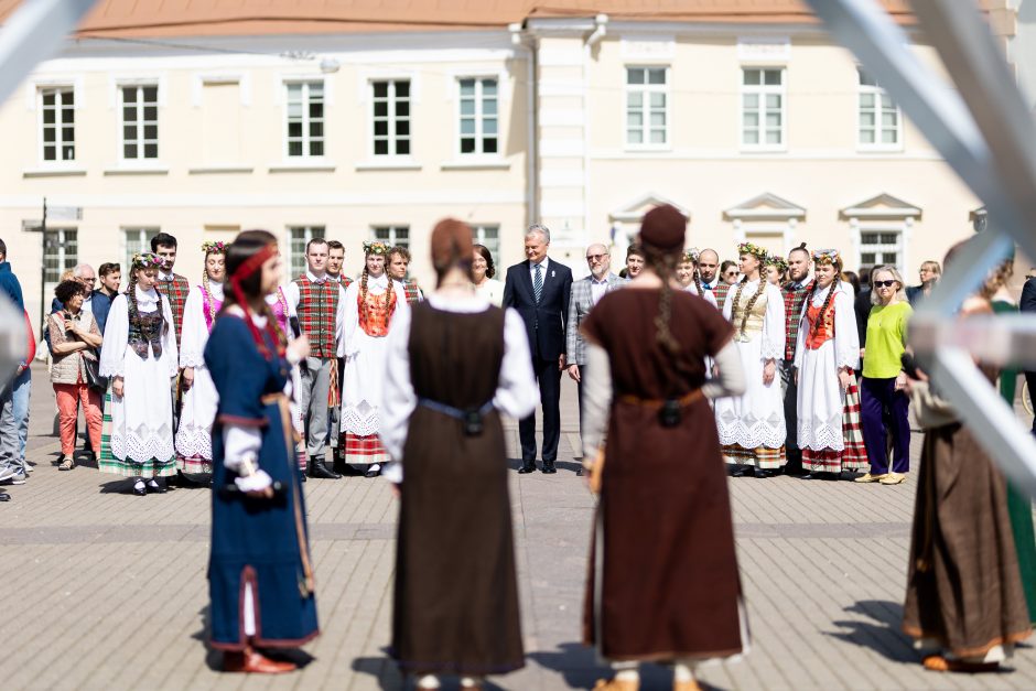 Vilniuje atidaryta dainų šventei skirta instaliacija „Sodai“