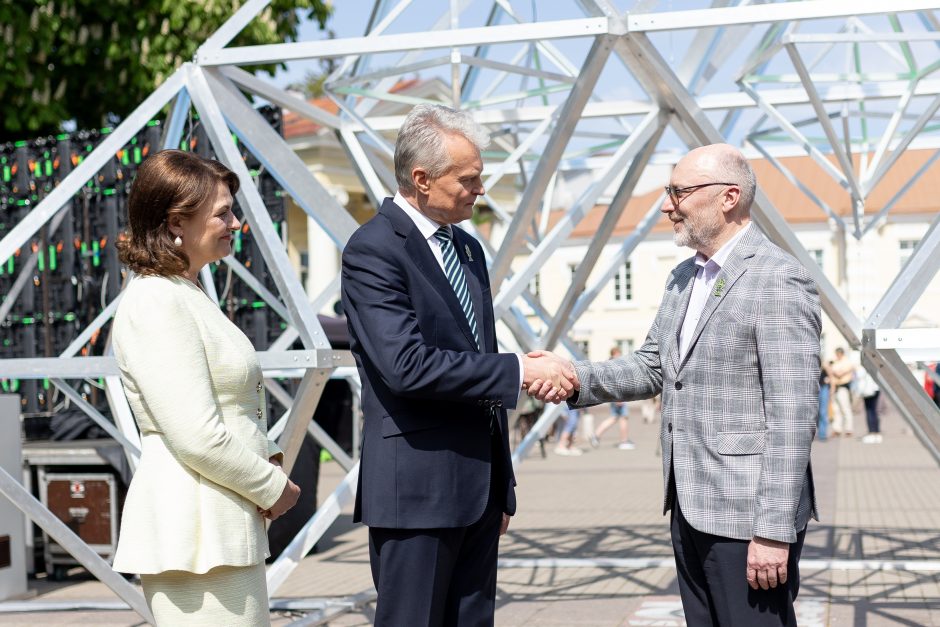 Vilniuje atidaryta dainų šventei skirta instaliacija „Sodai“