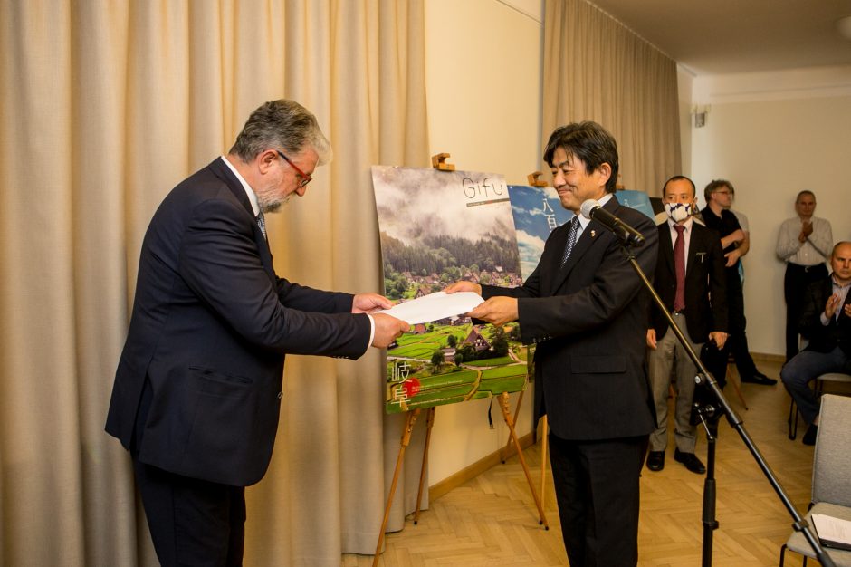 Sugiharos namams japonai įteikė paramą