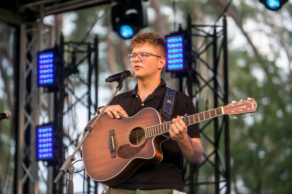 Praūžė „Akacijų alėjos“ festivalis: muzikos mylėtojų neišgąsdino net didžiulė liūtis