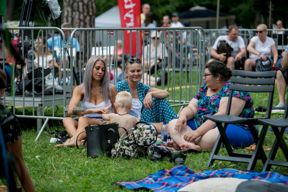 Praūžė „Akacijų alėjos“ festivalis: muzikos mylėtojų neišgąsdino net didžiulė liūtis