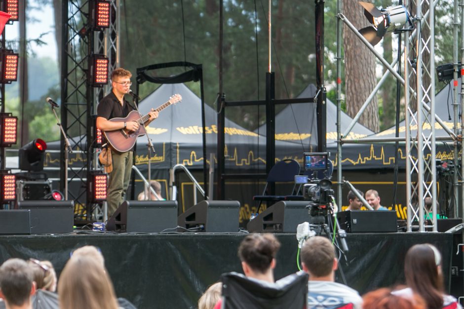 Praūžė „Akacijų alėjos“ festivalis: muzikos mylėtojų neišgąsdino net didžiulė liūtis