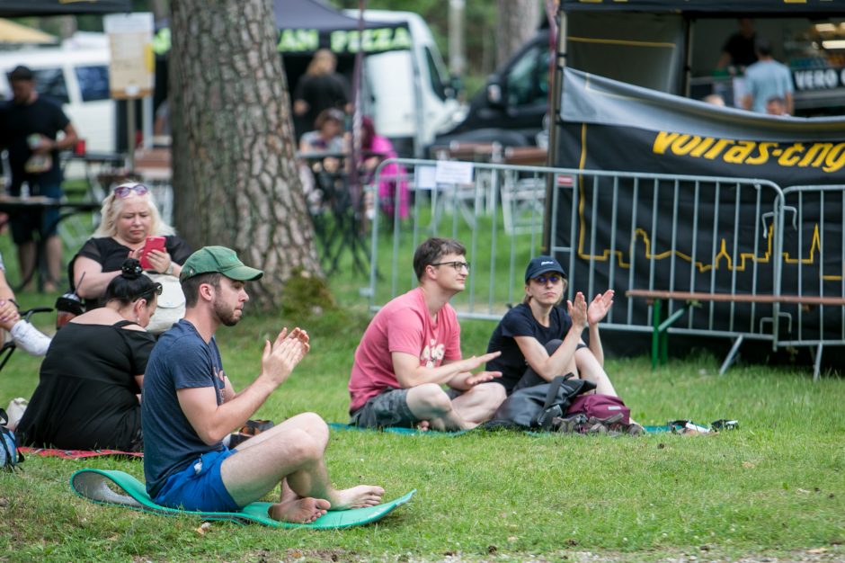 Praūžė „Akacijų alėjos“ festivalis: muzikos mylėtojų neišgąsdino net didžiulė liūtis