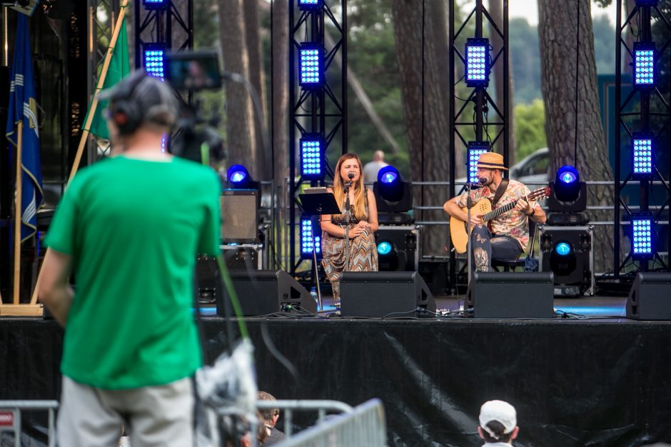 Praūžė „Akacijų alėjos“ festivalis: muzikos mylėtojų neišgąsdino net didžiulė liūtis