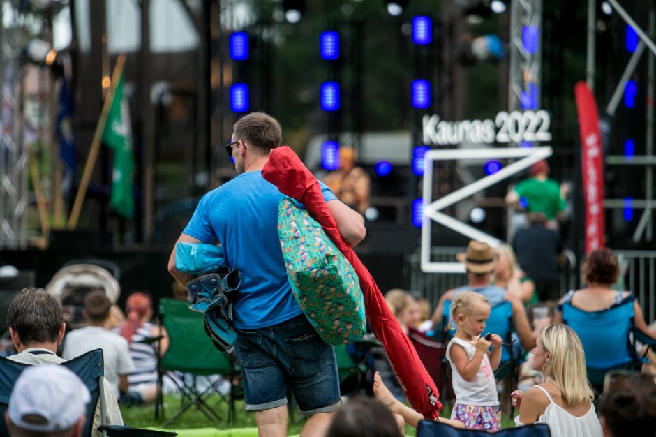 Praūžė „Akacijų alėjos“ festivalis: muzikos mylėtojų neišgąsdino net didžiulė liūtis